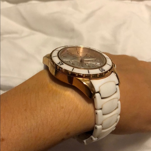White and gold watch - Picture 6 of 6